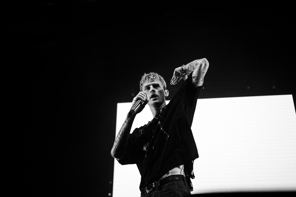 Welcome to Hotel Diablo! - MGK ovladl destivy Karlin (report)