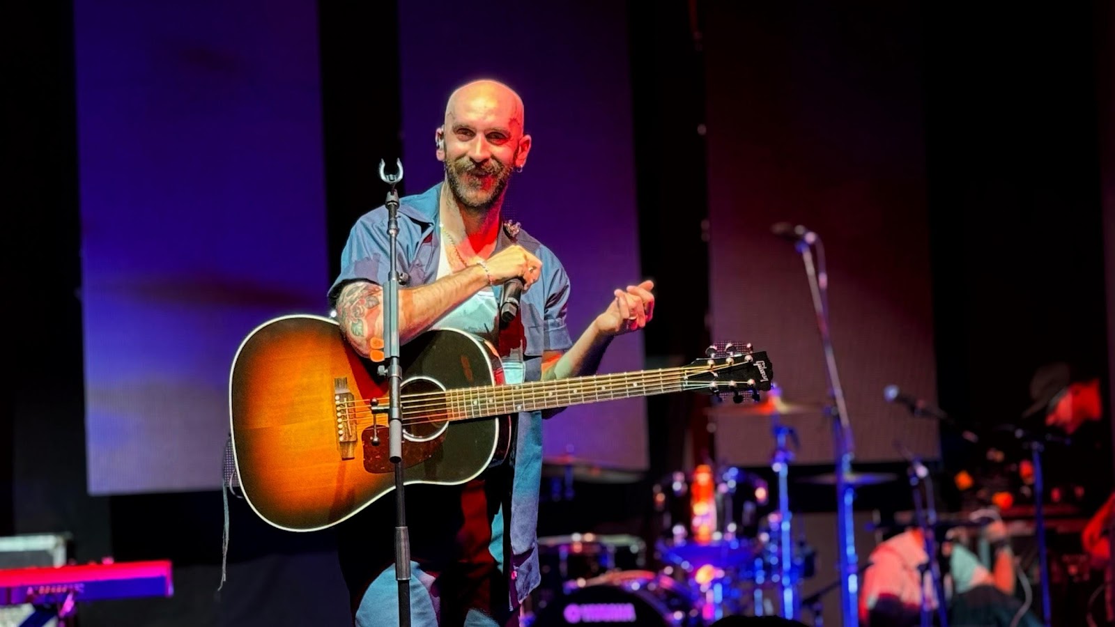 „BOOM“ X Ambassadors přivezli své osvědčené hity, dokonce roztančili zaplněné SaSaZu.